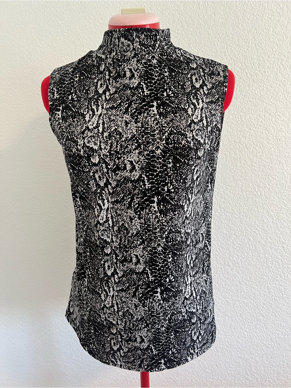 Mock Neck Sleeveless Tank Black & White Snake Print Small